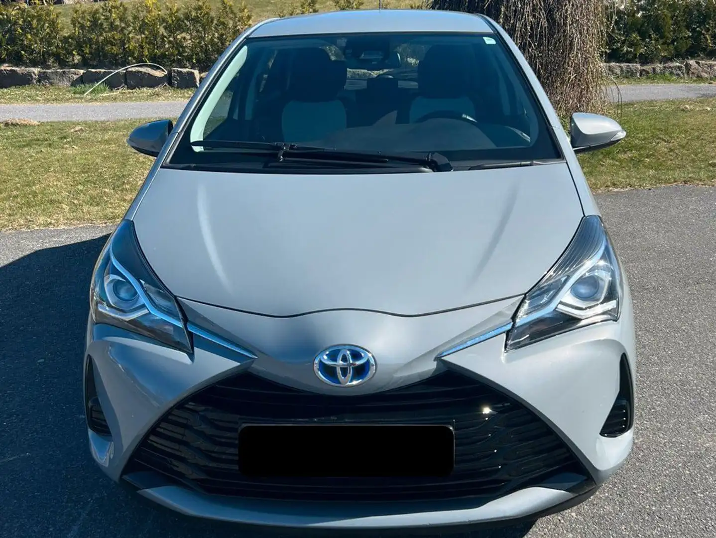 Toyota Yaris 1.5i VVT-i Hybrid Bi Tone E-CVT Grijs - 1