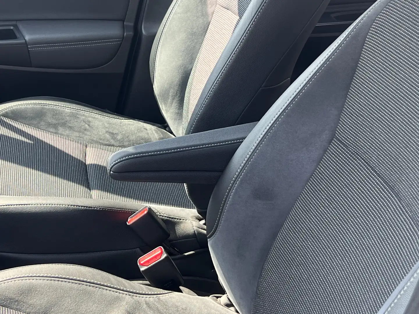 Toyota Yaris 1.5 Hybrid Executive | Navigatie | Trekhaak Gris - 2