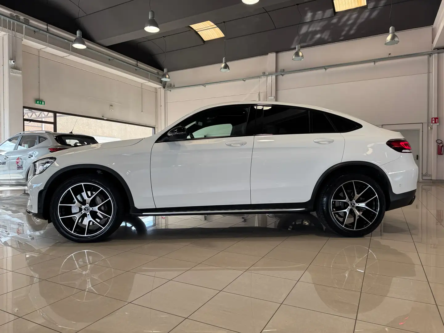 Mercedes-Benz GLC 220 d Coupé Premium Plus 4 Matic TETTO PEDANE 20'' Bianco - 2