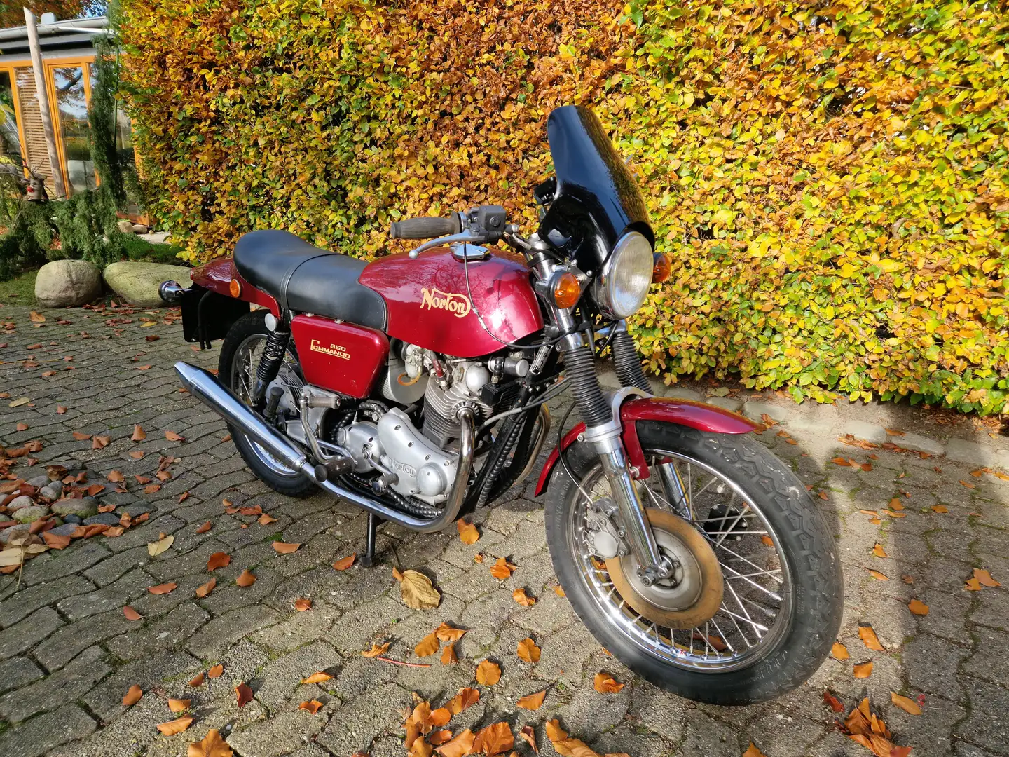 Norton Commando 850 Červená - 1