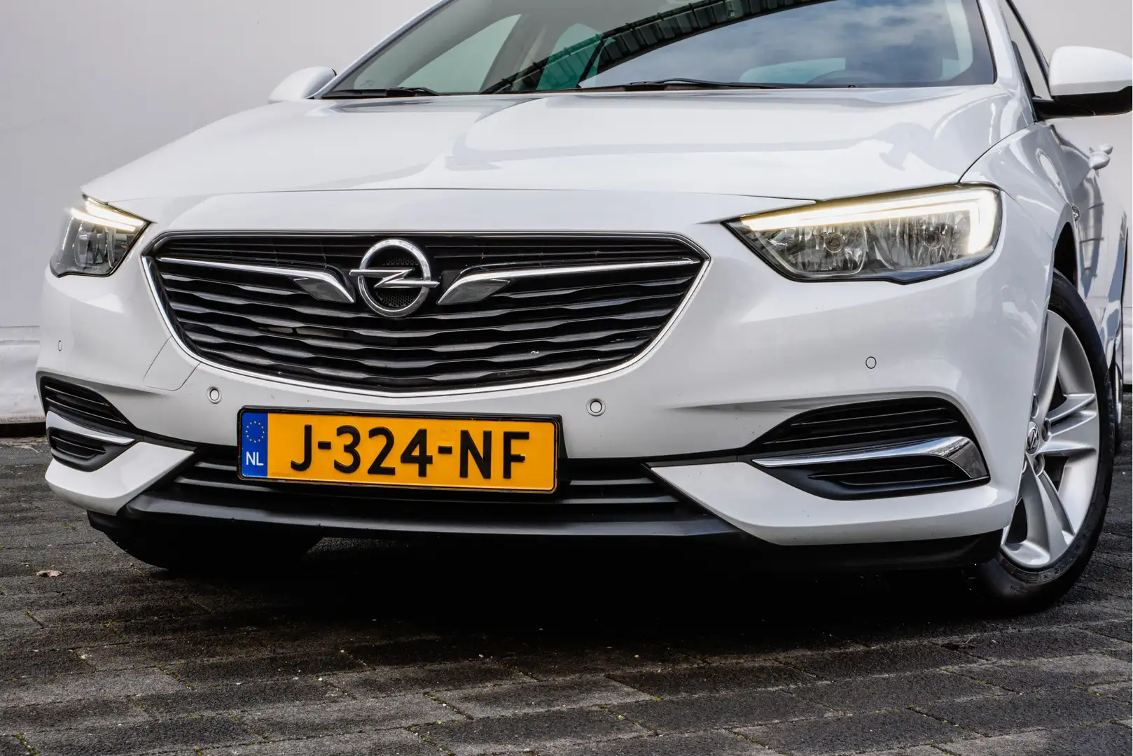 Opel Insignia Sports Tourer 1.5 Turbo Business Executive Trekhaa Wit - 2