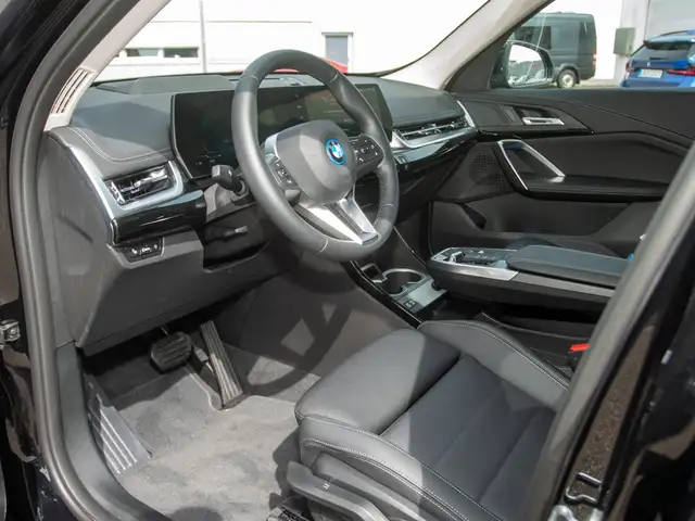 BMW Ix1 view 4
