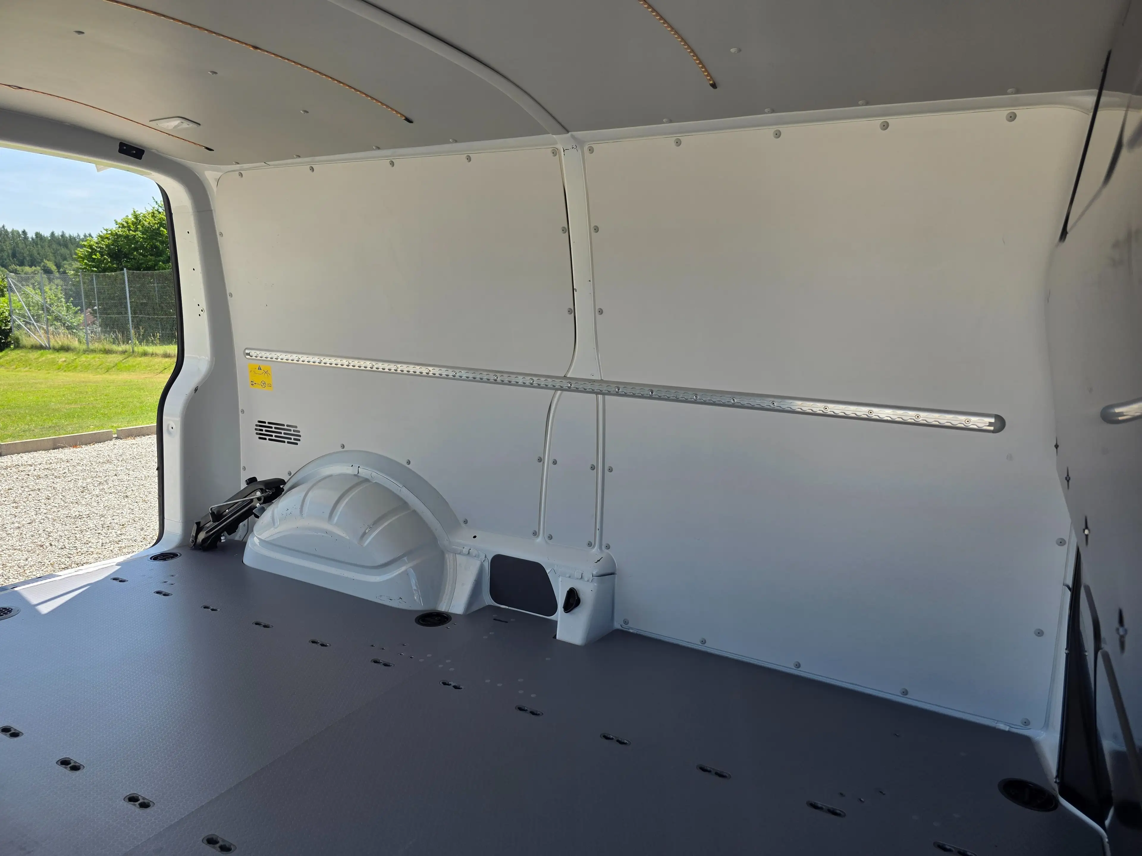 Volkswagen T6.1 Transporter 4MOTION lang — photo 13