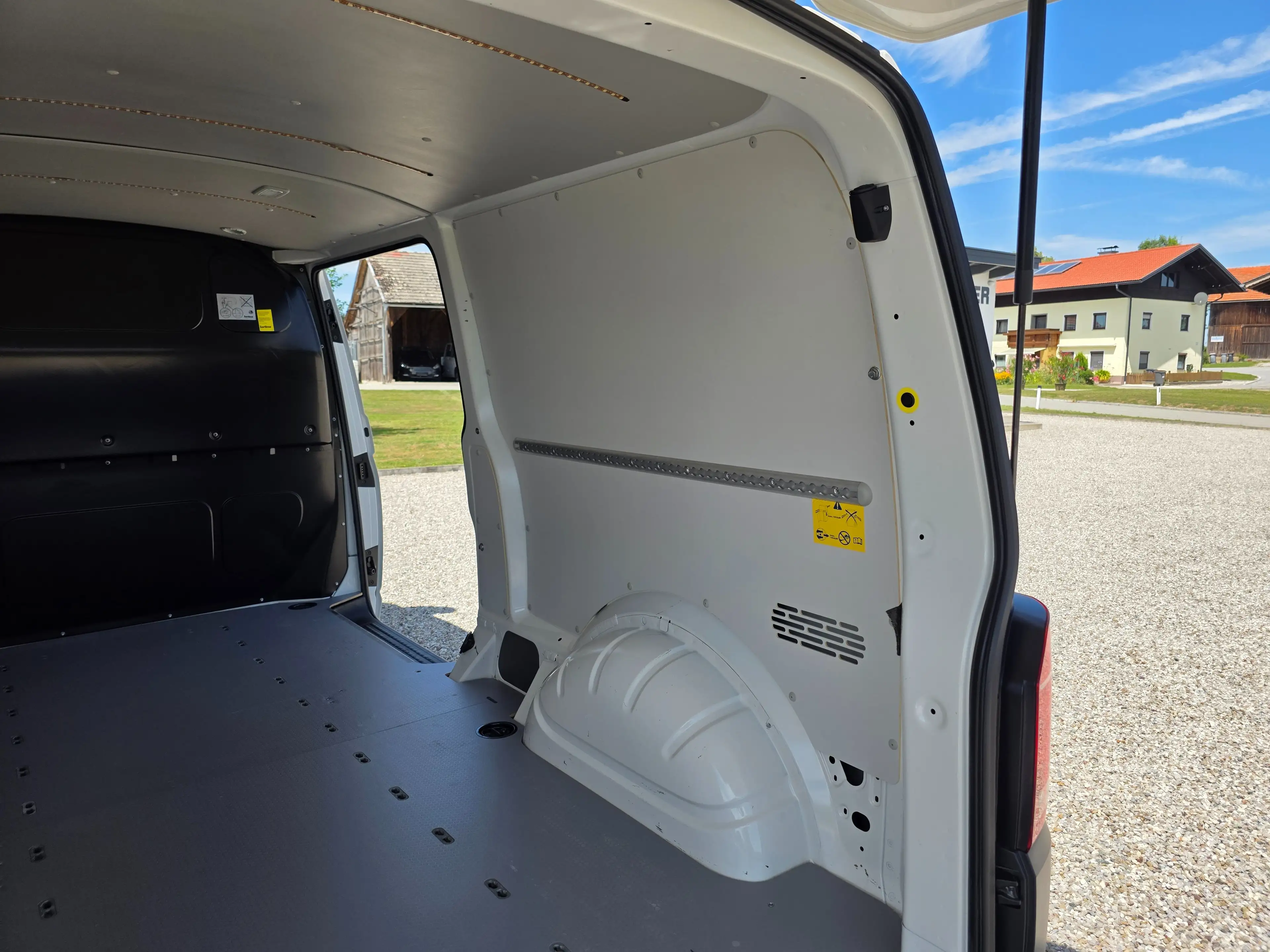 Volkswagen T6.1 Transporter 4MOTION lang — photo 12