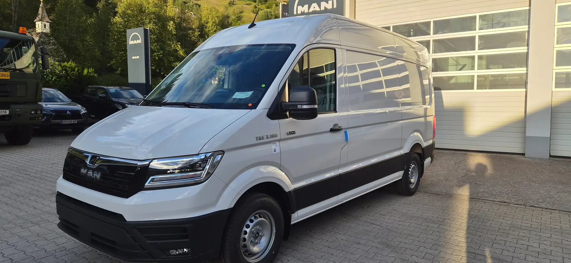 MAN TGE 3.180 4x4 automatik Weiß - 2
