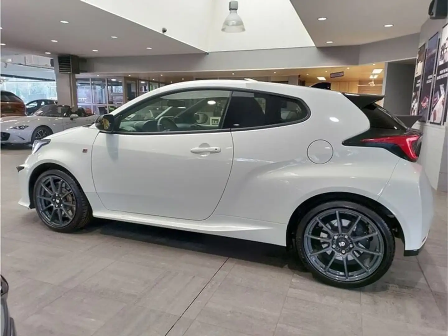 Toyota Yaris GR 1.6 Turbo PREMIUM + winterset origineel Wit - 2
