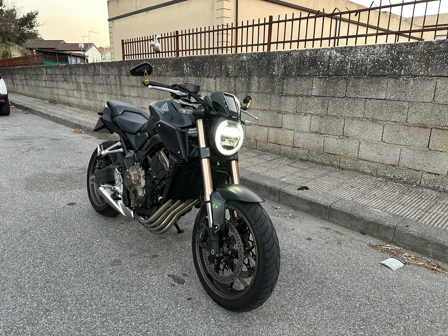 Honda CB 650 R - 1