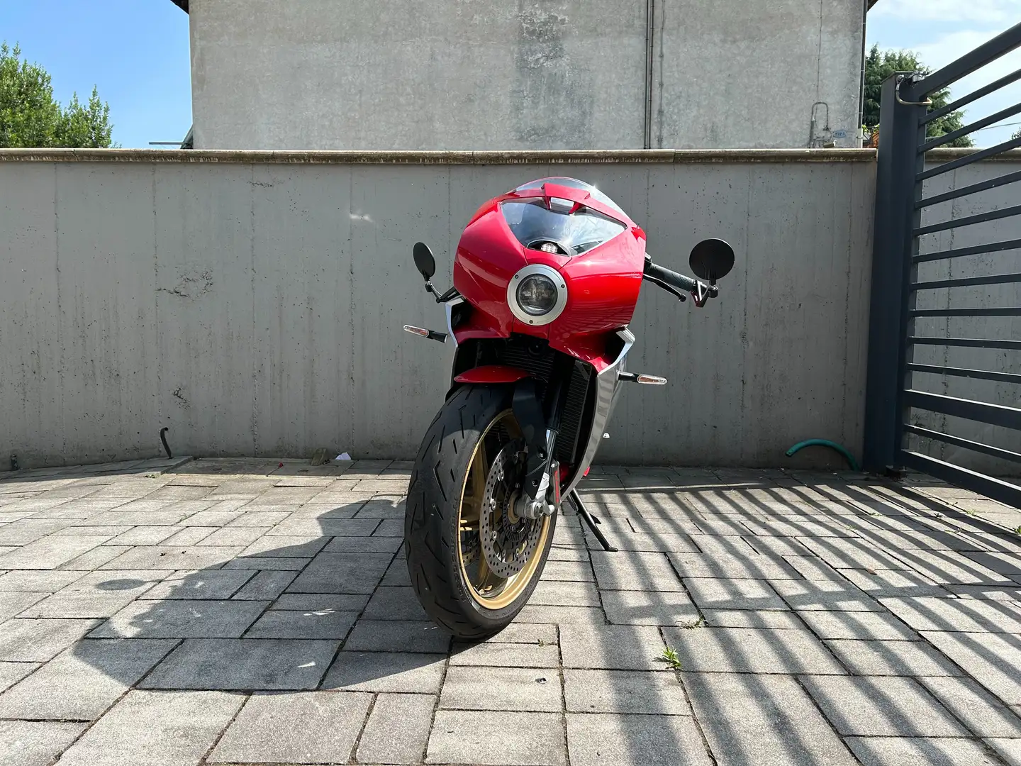 MV Agusta Superveloce 800 Rot - 2