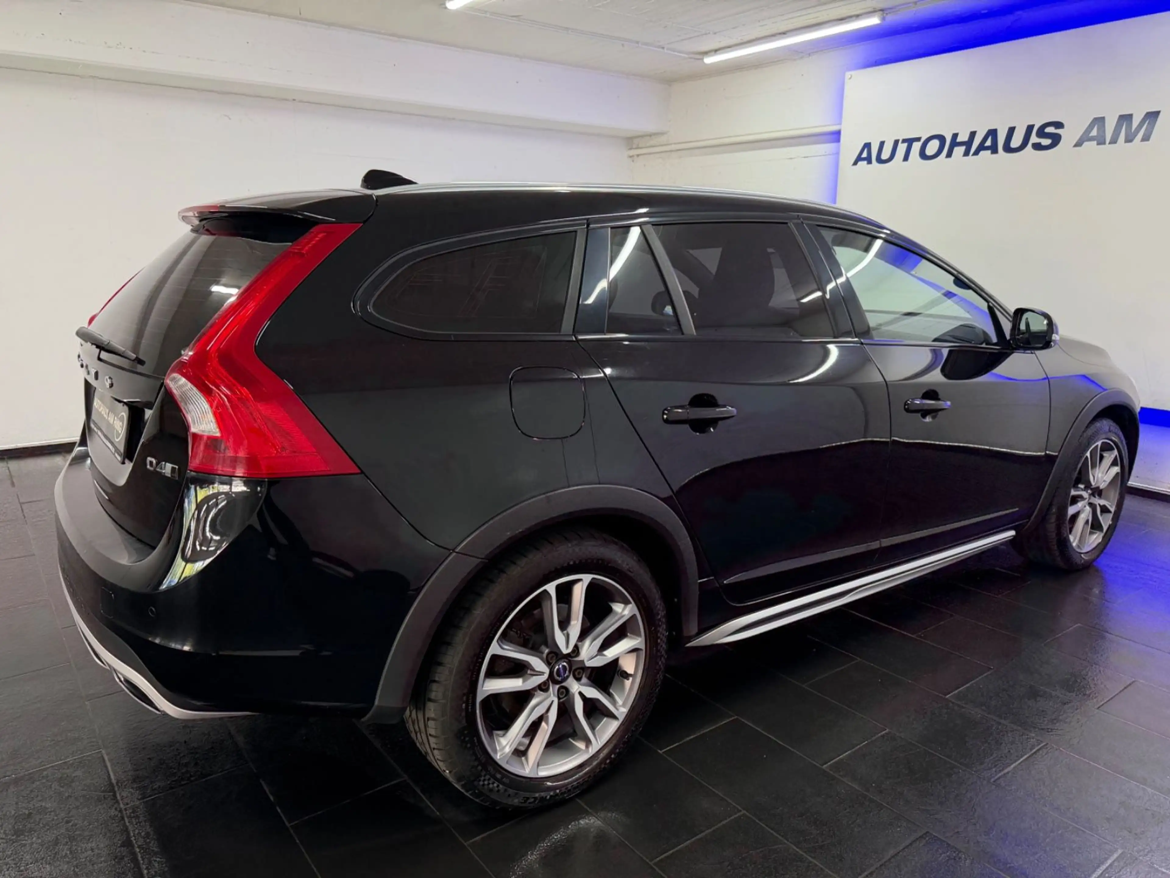 Volvo V60 Cross Country D4 AWD ACC 2xPDC AHK VIRTUAL — photo 9