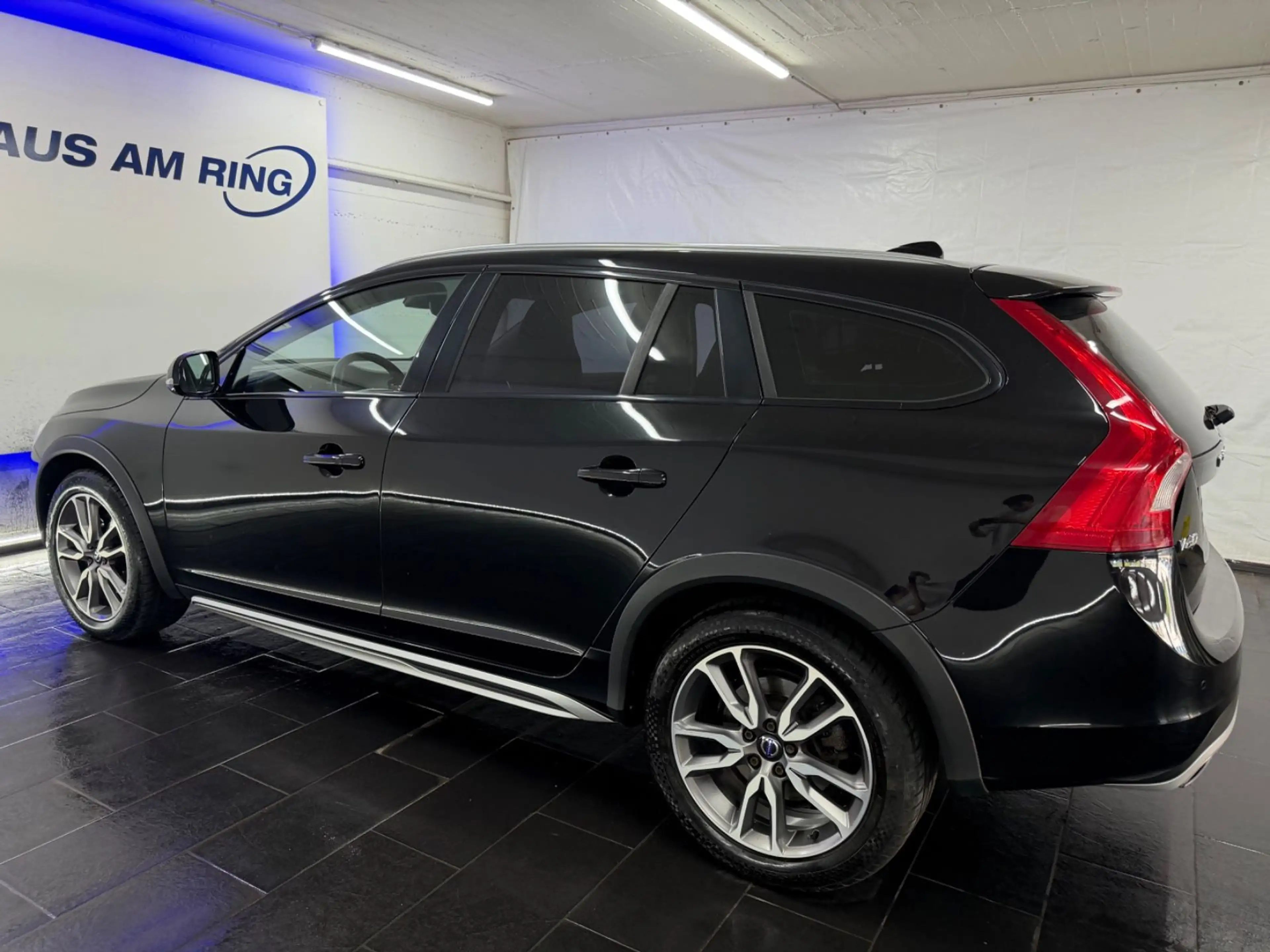 Volvo V60 Cross Country D4 AWD ACC 2xPDC AHK VIRTUAL — photo 11