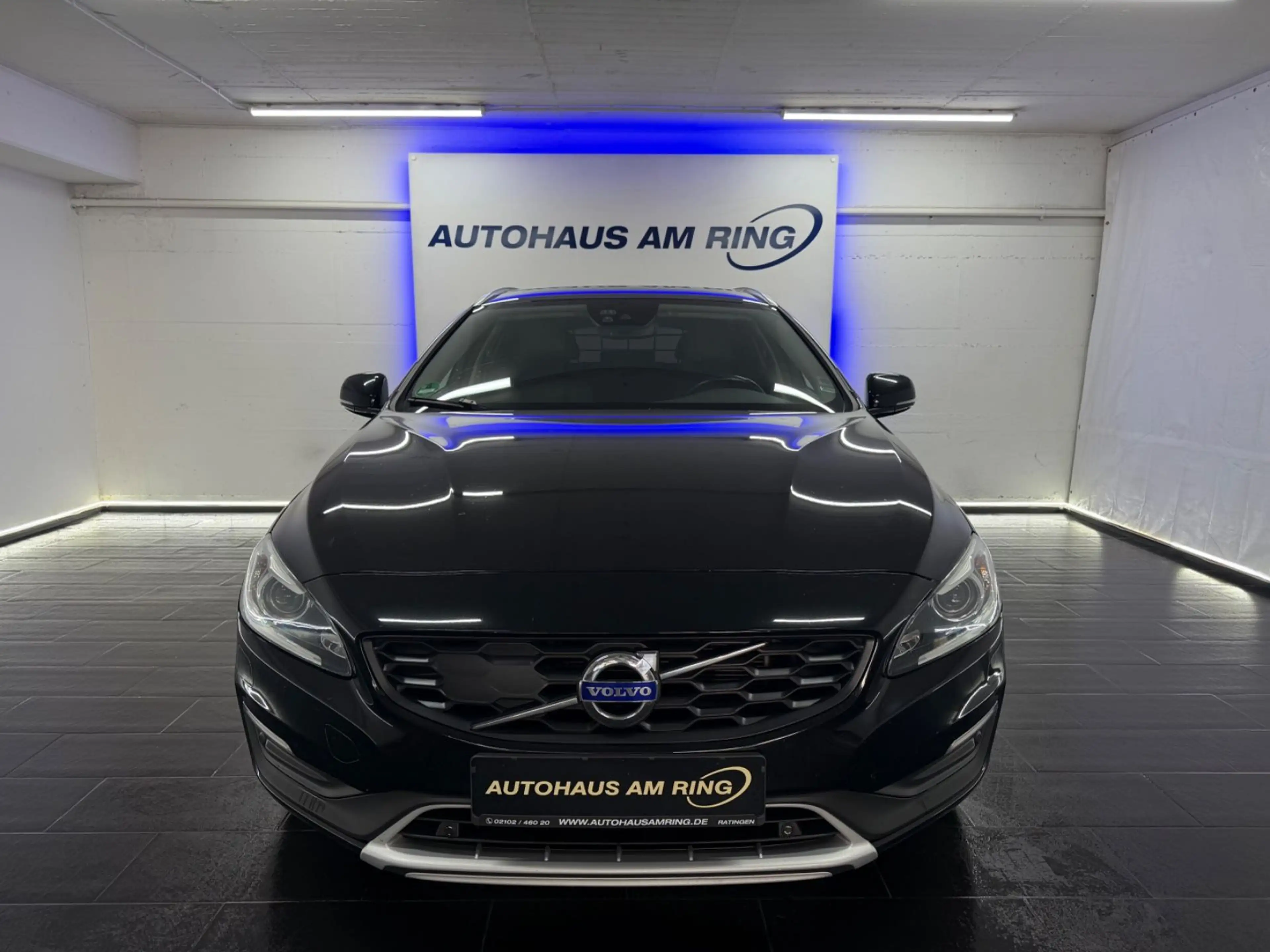 Volvo V60 Cross Country D4 AWD ACC 2xPDC AHK VIRTUAL — photo 2