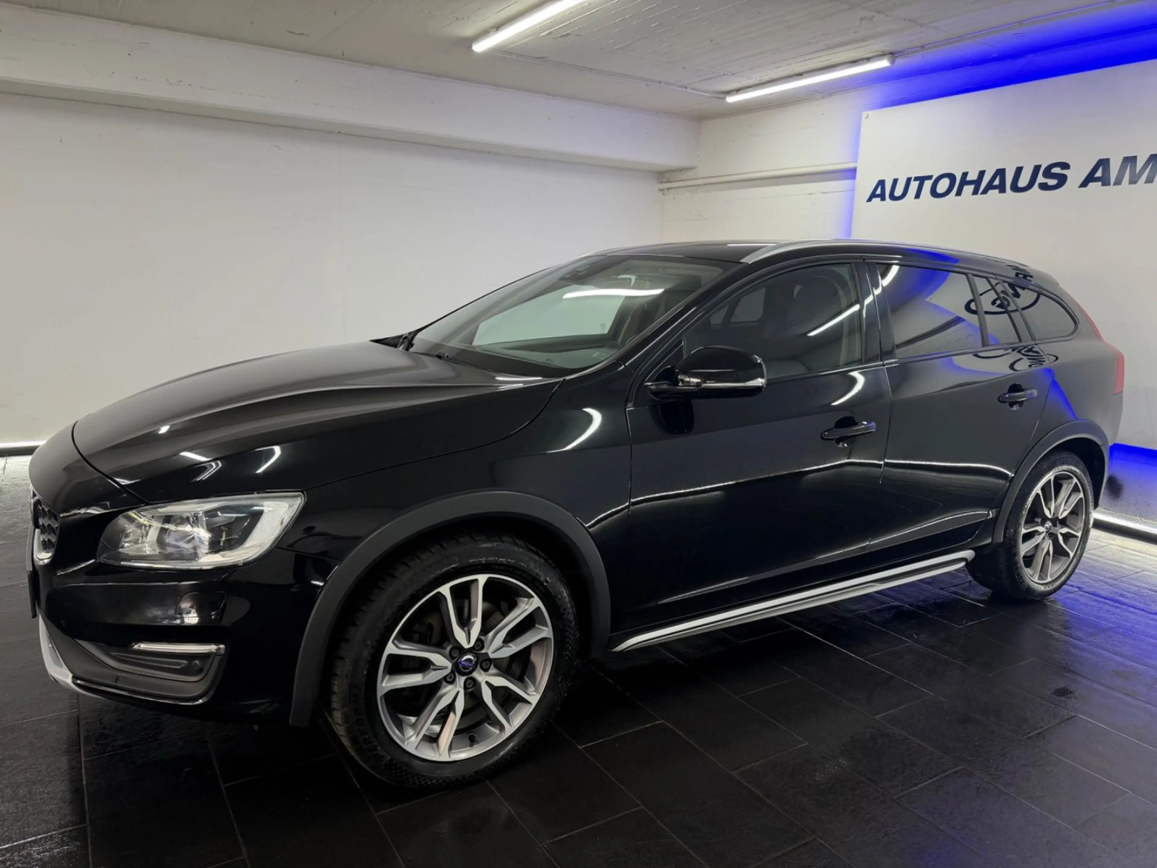 Volvo V60 Cross Country D4 AWD ACC 2xPDC AHK VIRTUAL — photo 4