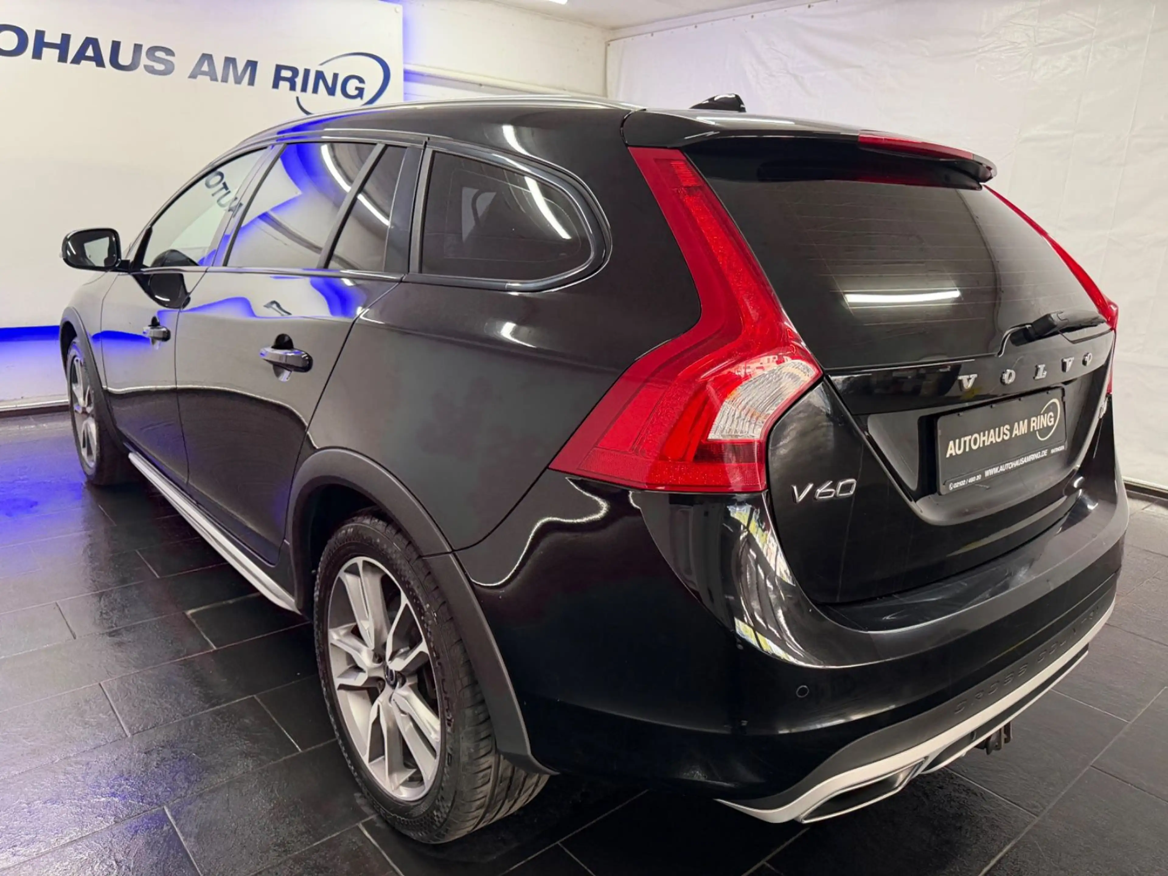 Volvo V60 Cross Country D4 AWD ACC 2xPDC AHK VIRTUAL — photo 10
