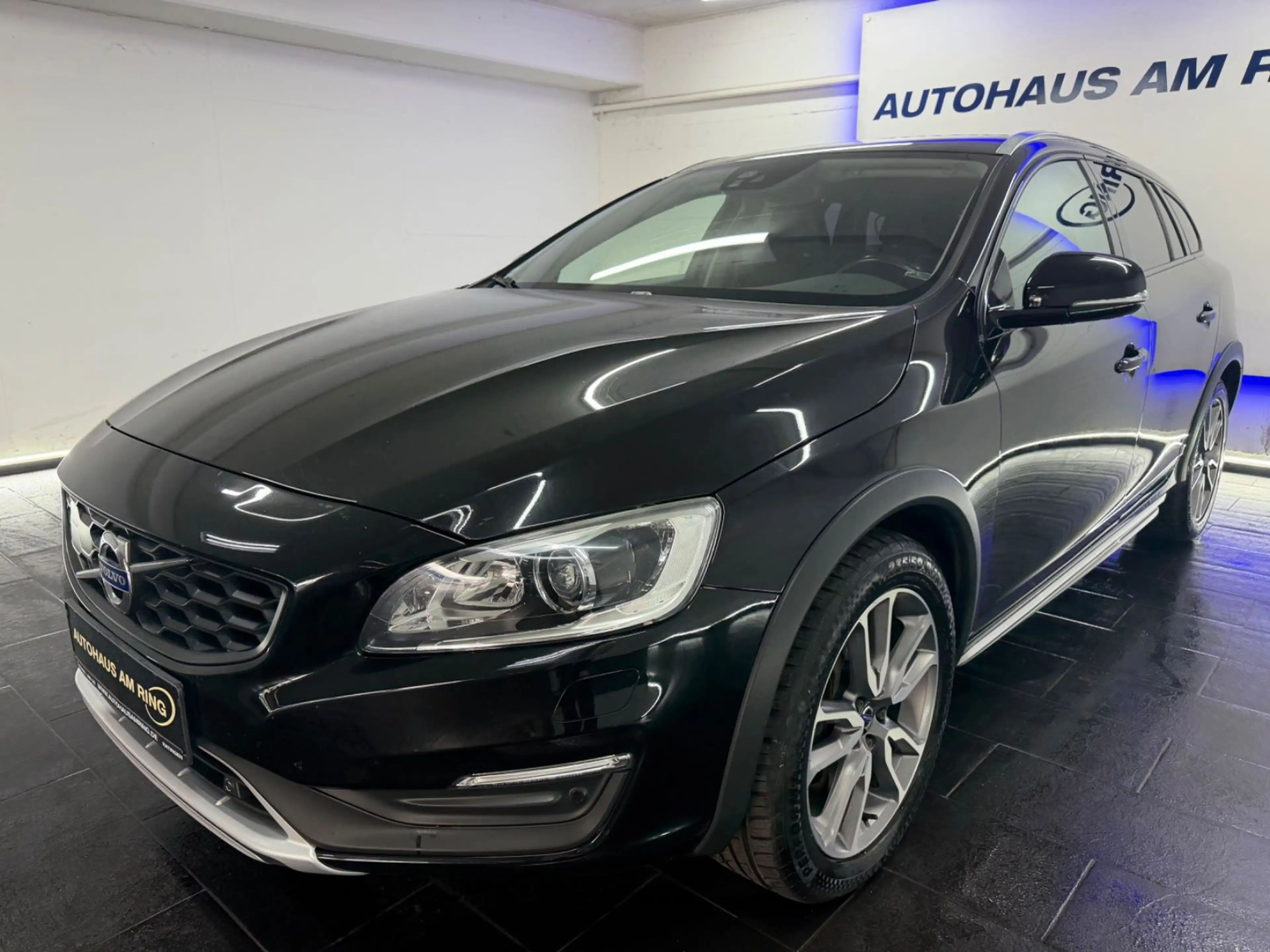 Volvo V60 Cross Country D4 AWD ACC 2xPDC AHK VIRTUAL — photo 3