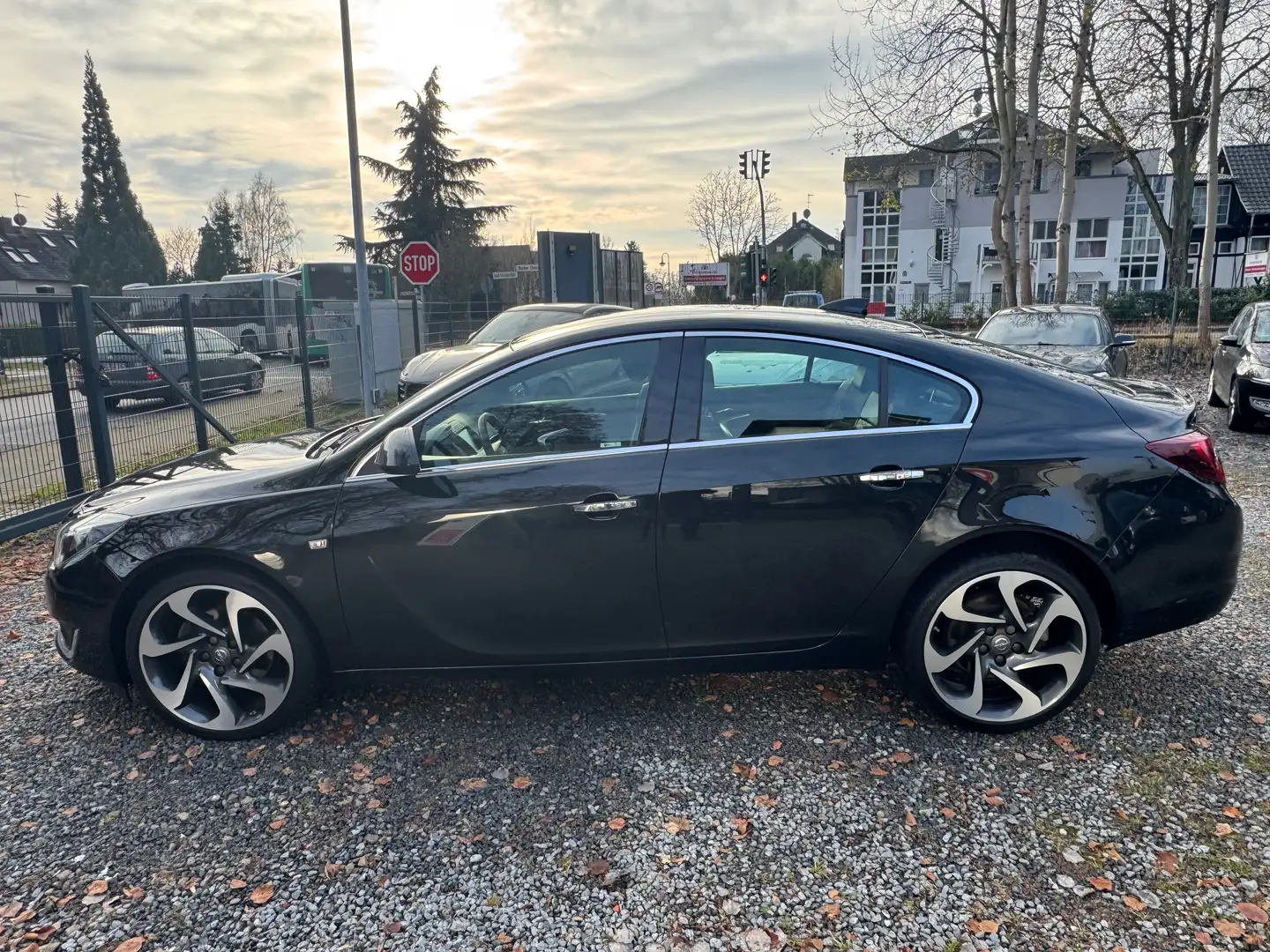 Opel Insignia Innovation Schwarz - 2