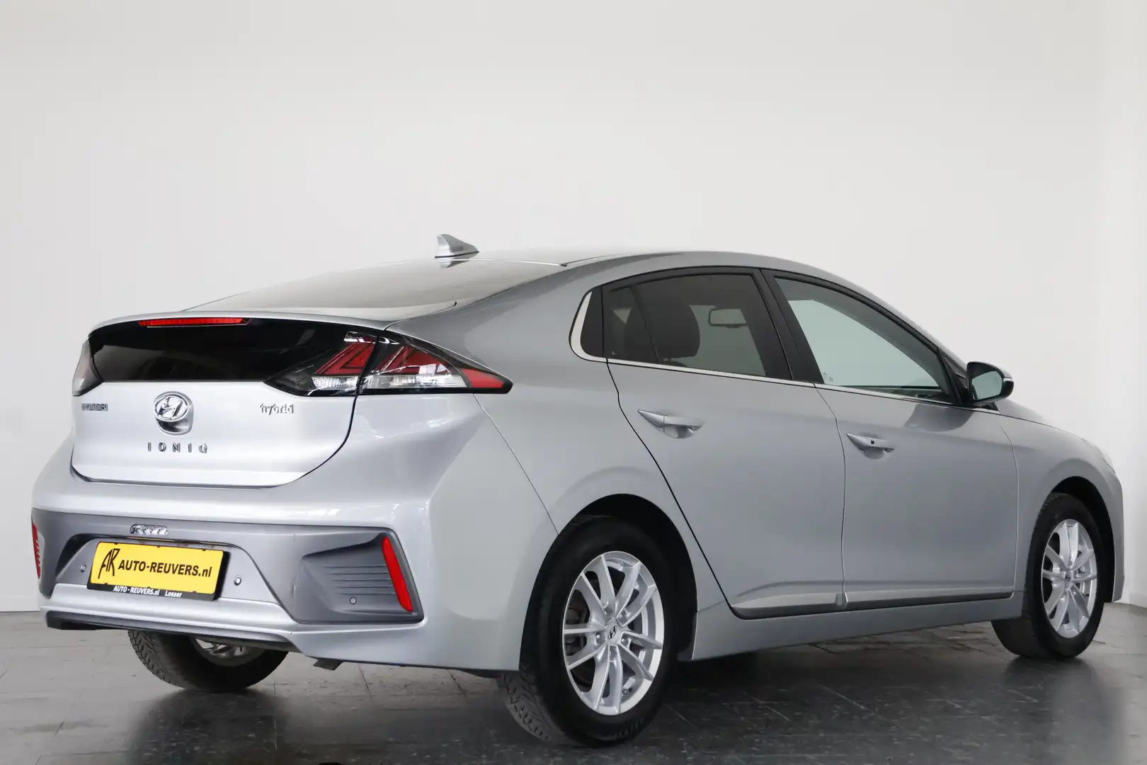 Hyundai IONIQ 1.6 GDi Premium / Leder / LED / Navi / CarPlay / C Zilver - 2