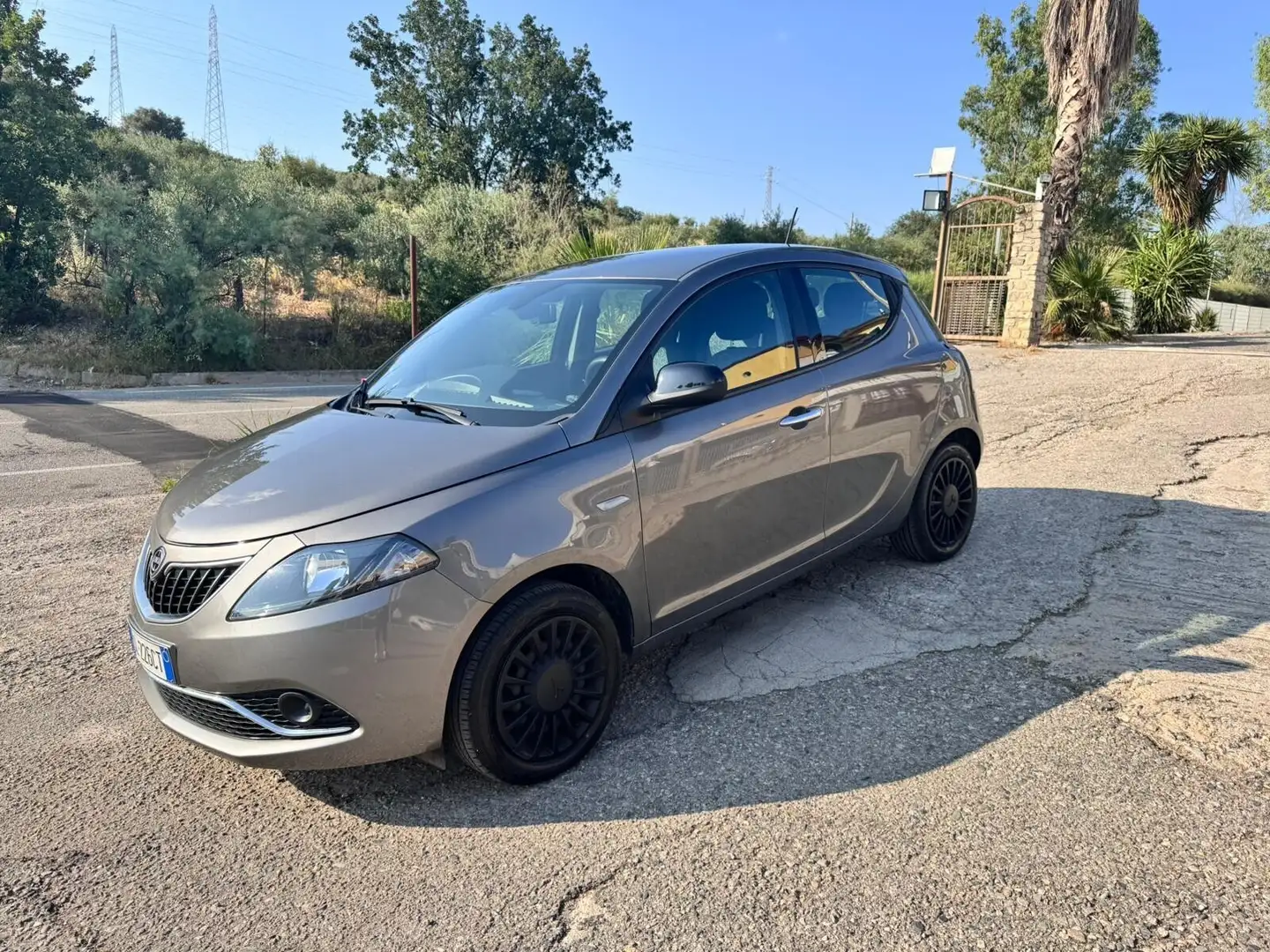 Lancia Ypsilon 1.0 FireFly 5 porte S&S Hybrid Ecochic Silver Grigio - 1