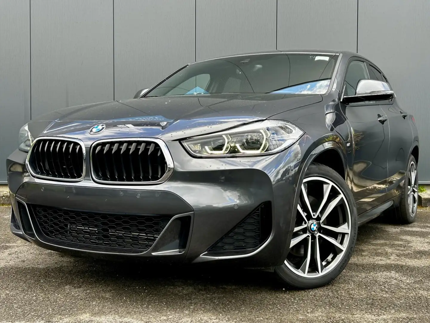 BMW X2 (F39) xDrive 25e 220 M Sport avec GPS, Caméra et Hayon électrique Gris - 2