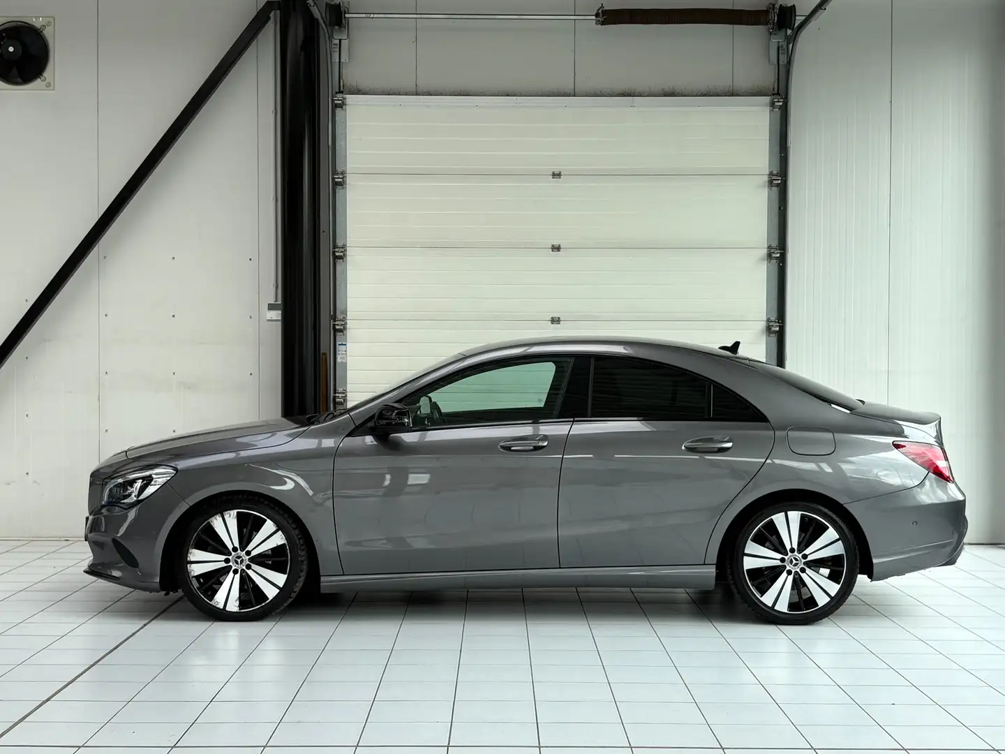 Mercedes-Benz CLA 180 CLA 180d *XENON*CUIR*GPS*CAMERA*CARPLAY*JANTES* Grijs - 2