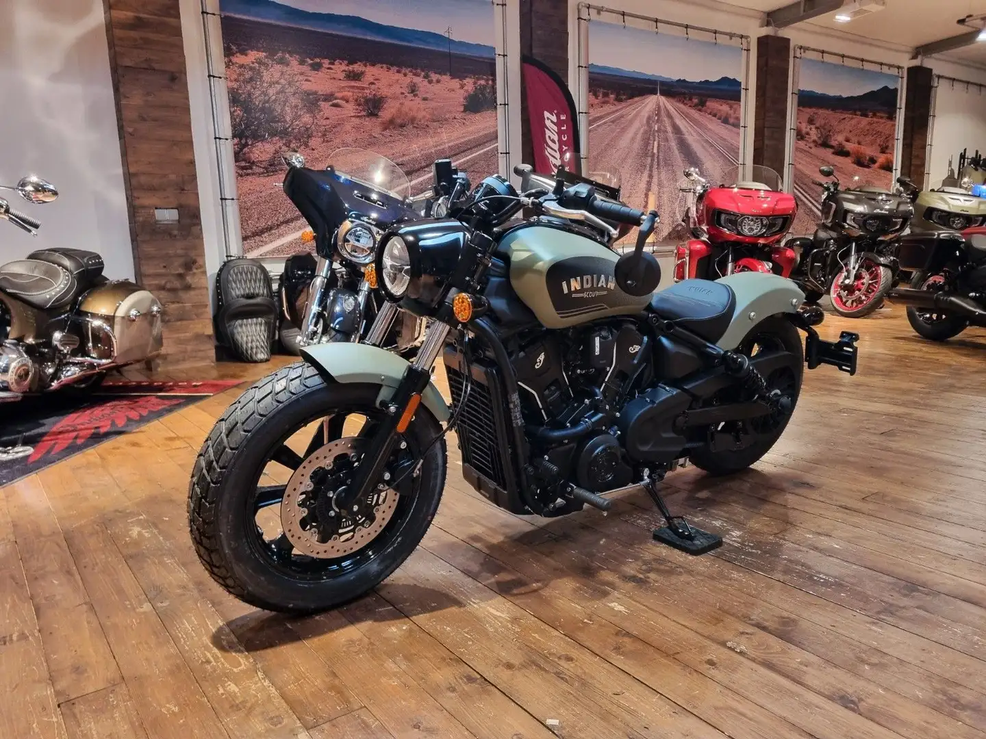 Indian Scout Bobber Ltd+Tech 100 Jahre (EUR 1.000/2,99) Negru - 2