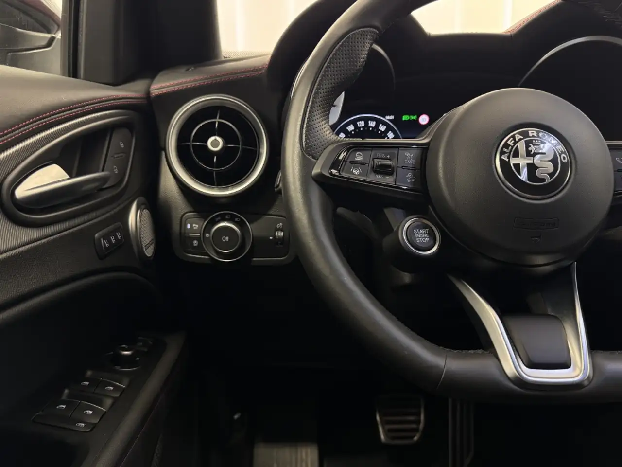 Alfa Romeo Stelvio 2024 — фото 14