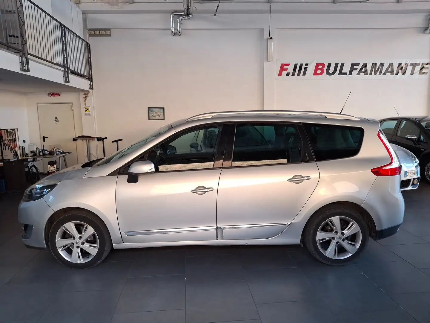 Renault Grand Scenic Grand Scenic 1.5 dci Serie Spec 105cv Stříbrná - 1