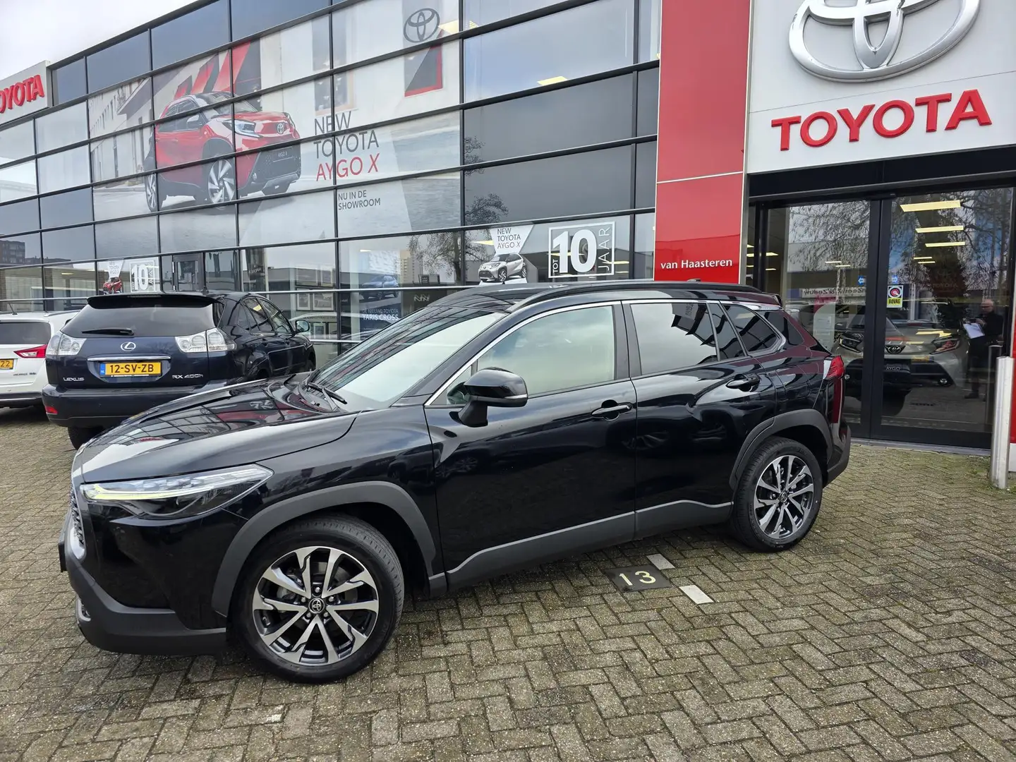 Toyota Corolla Cross 1.8 High Power Hybrid 140pk eCVT Dynamic Zwart - 2