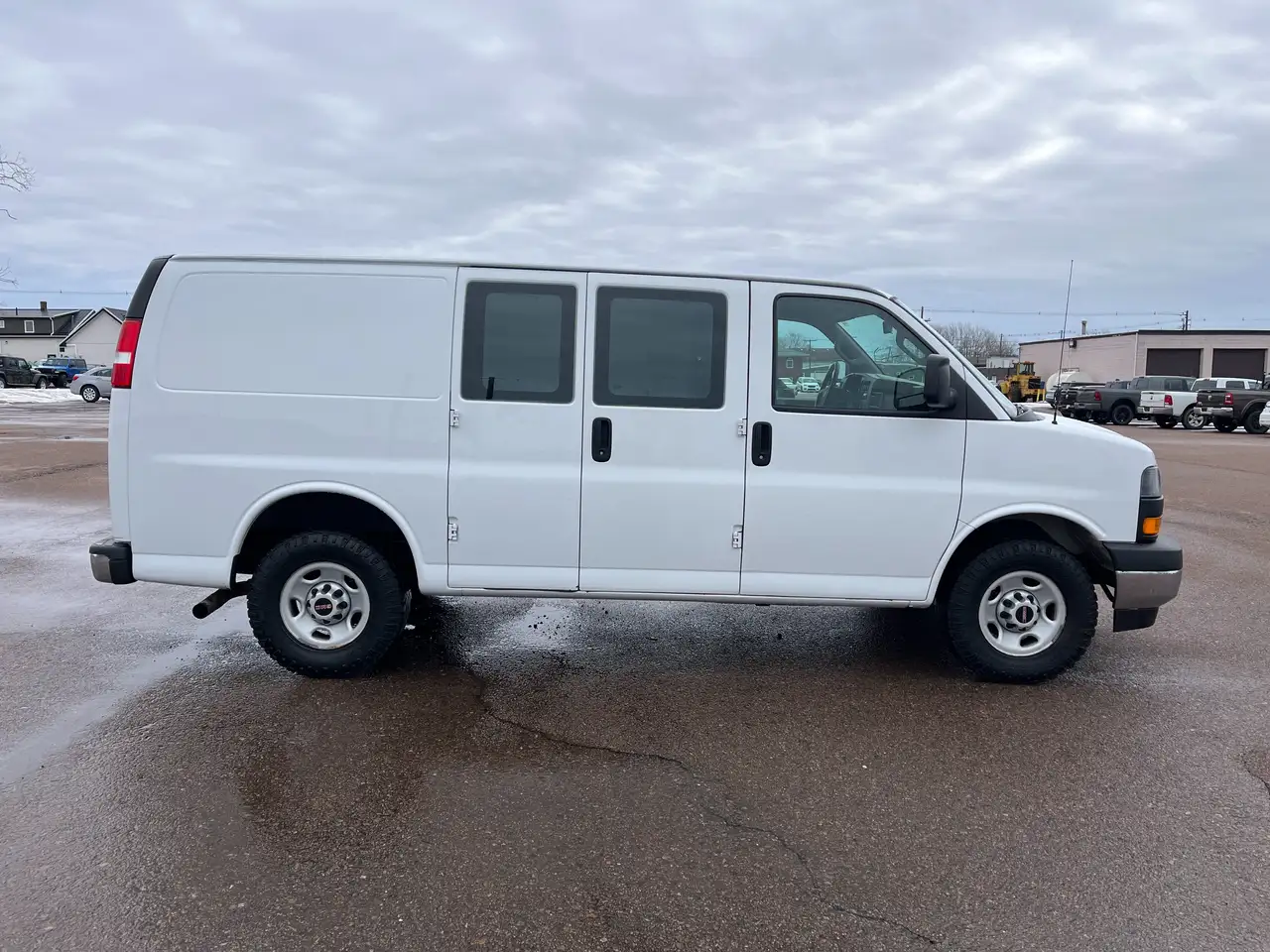 GMC Savana снимка GMC Savana