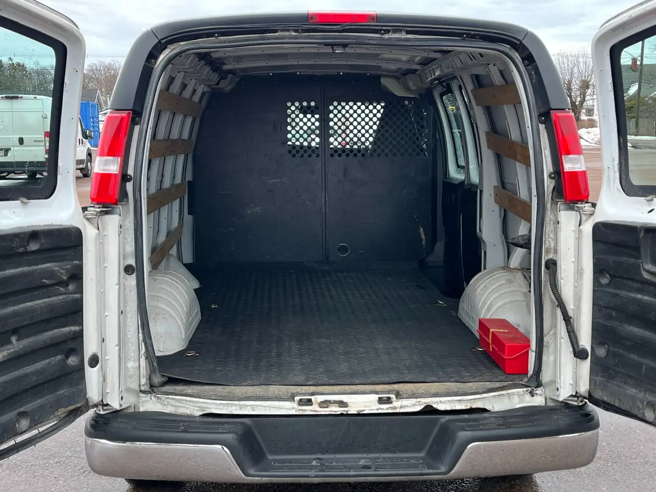 GMC Savana снимка GMC Savana