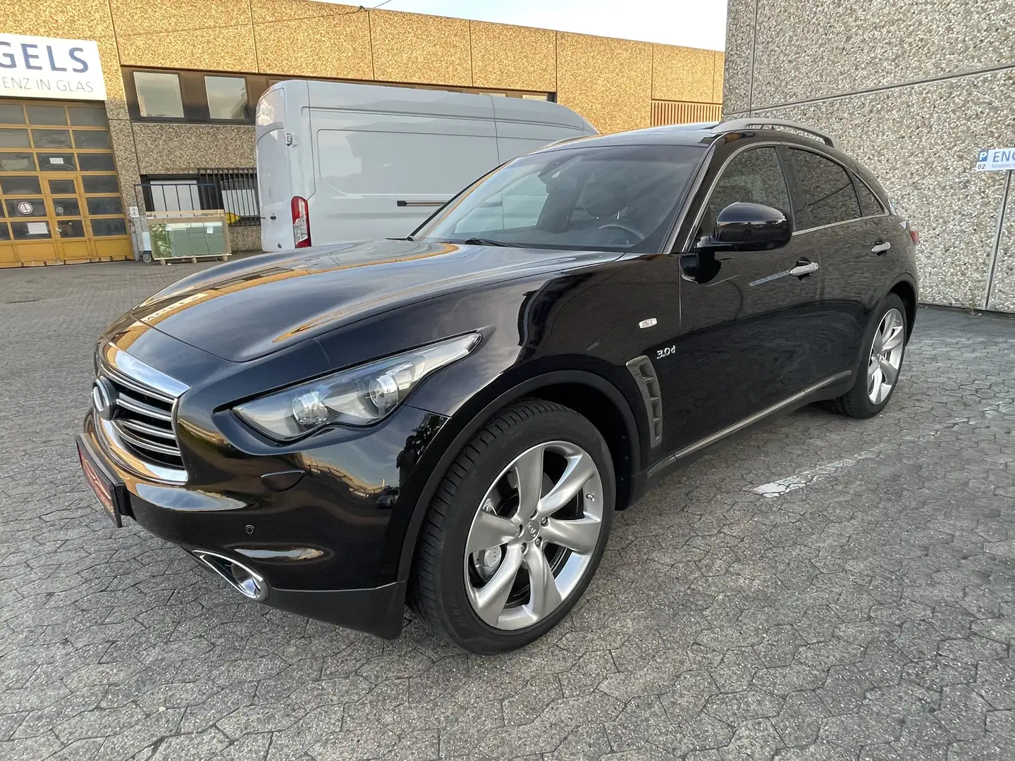 Infiniti QX70 S 3.0 D GT AWD SUV 2.H Voll S-Heft Top Gepflegt Schwarz - 2
