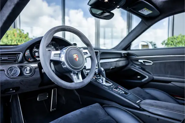 Porsche 991 view 8