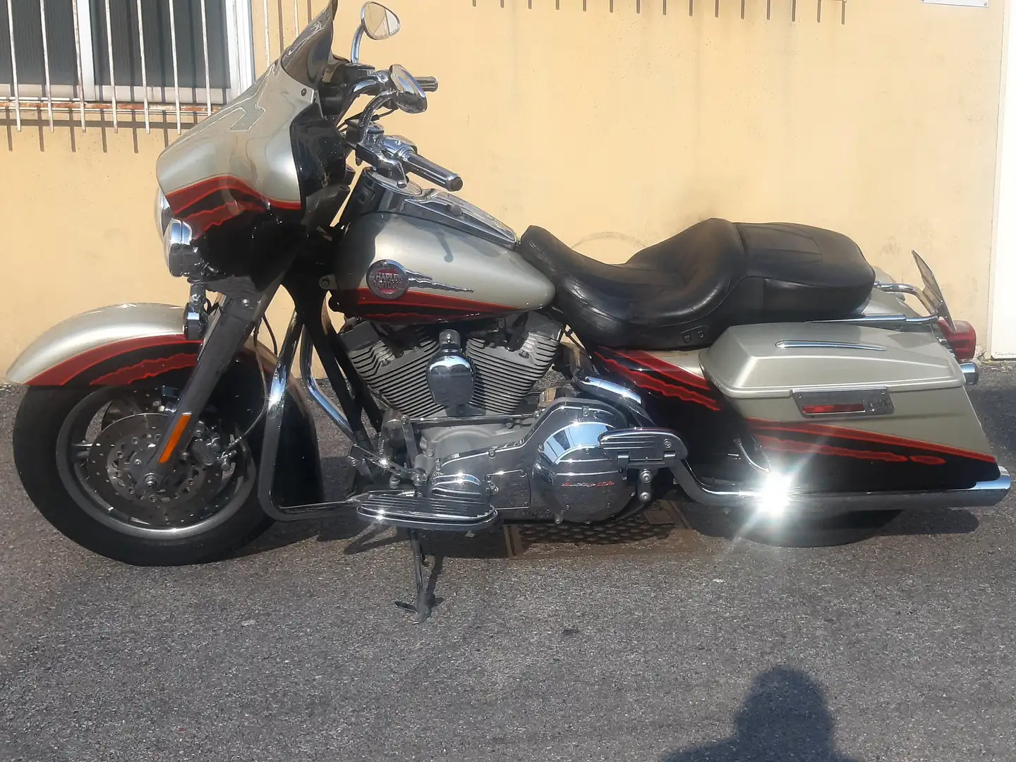 Harley-Davidson Electra Glide FLHTCUSE CVO Bronz - 1