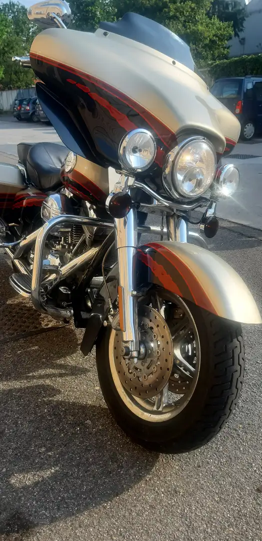 Harley-Davidson Electra Glide FLHTCUSE CVO Bronz - 2