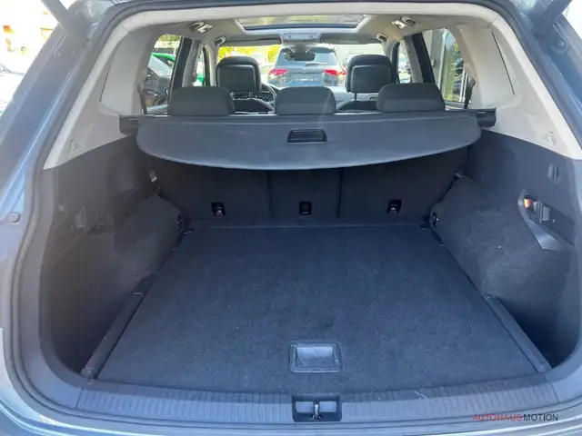 Volkswagen Tiguan Allspace view 12
