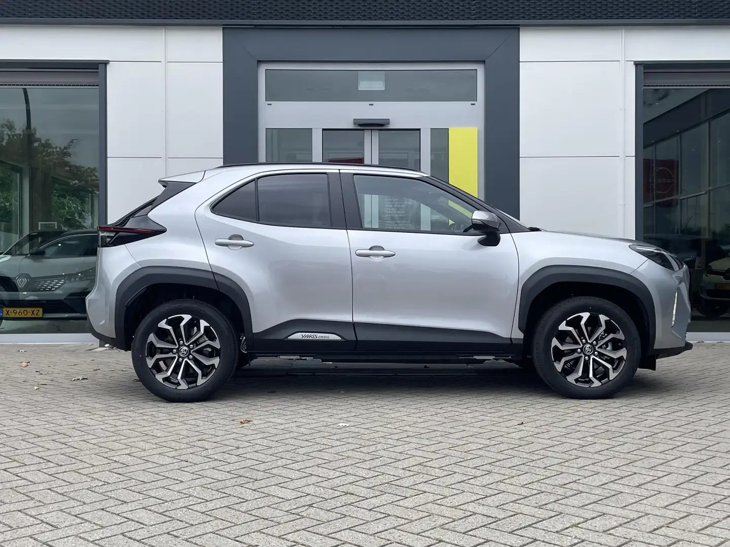 Toyota Yaris Cross 1.5 Hybrid 115 First Edition | Nieuwe auto! | Stoe Gris - 2