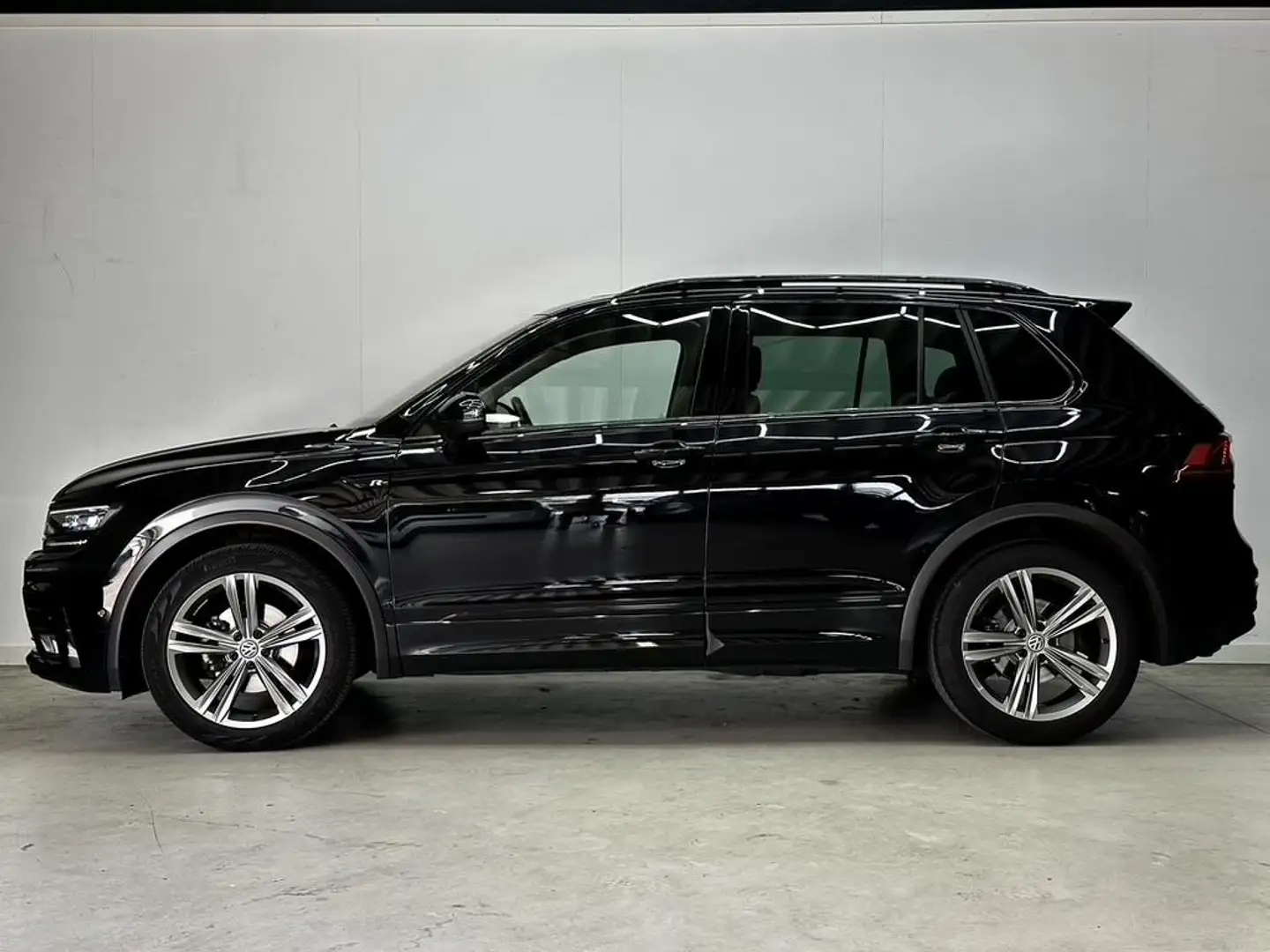 Volkswagen Tiguan R-line / Black style / Pano / Carplay / El trekhaa Zwart - 2