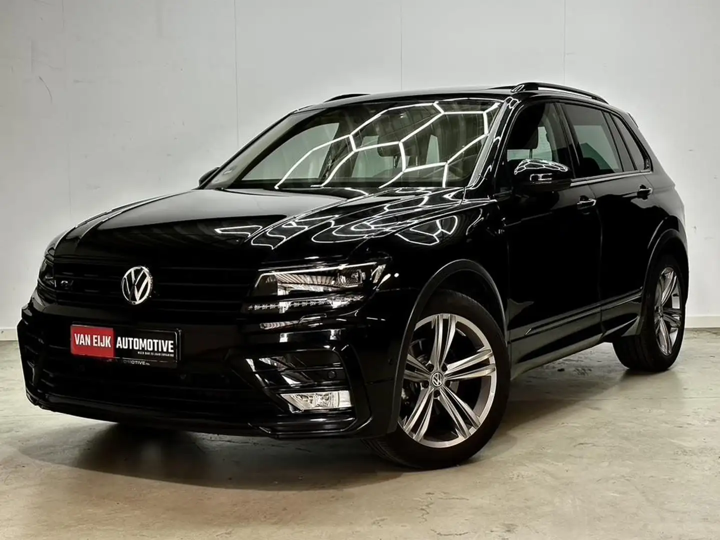 Volkswagen Tiguan R-line / Black style / Pano / Carplay / El trekhaa Zwart - 1