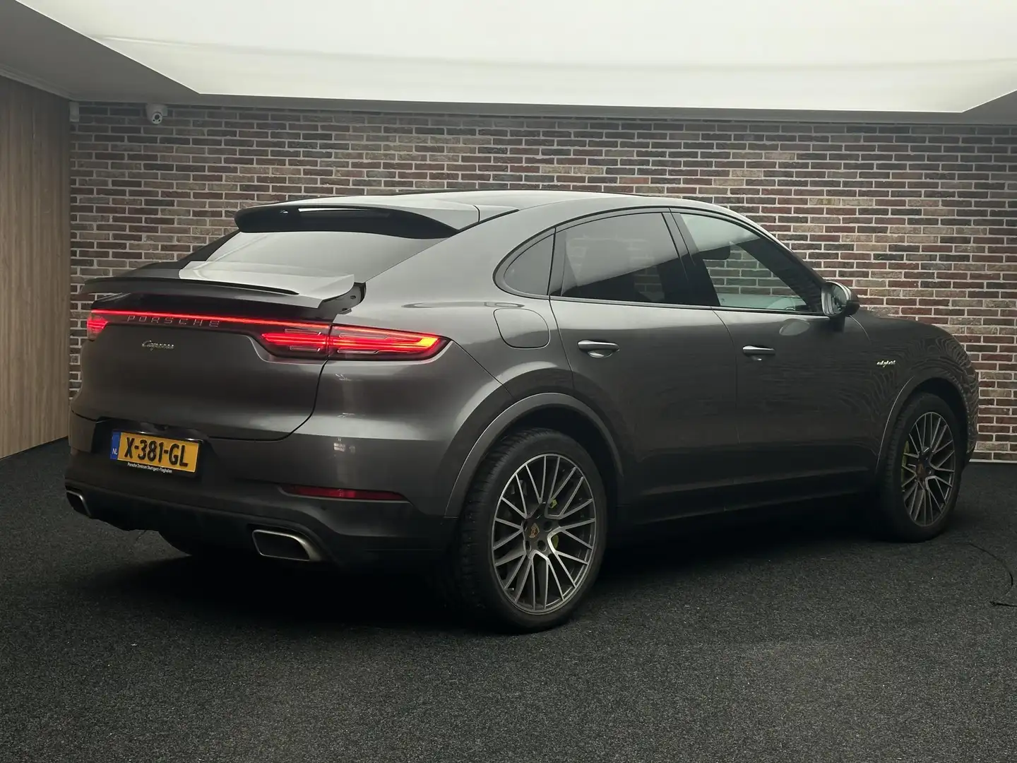 Porsche Cayenne Coupé 3.0 E-Hybrid | Dak| Bose| Luchtvering| Grijs - 2