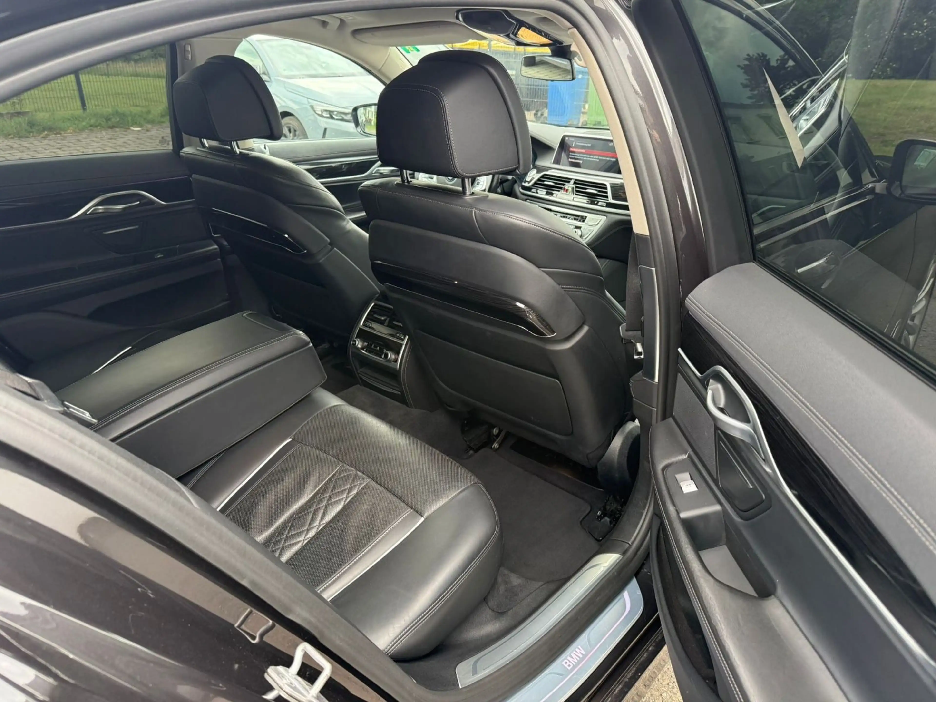 BMW 740 7 740 d xDrive — photo 15