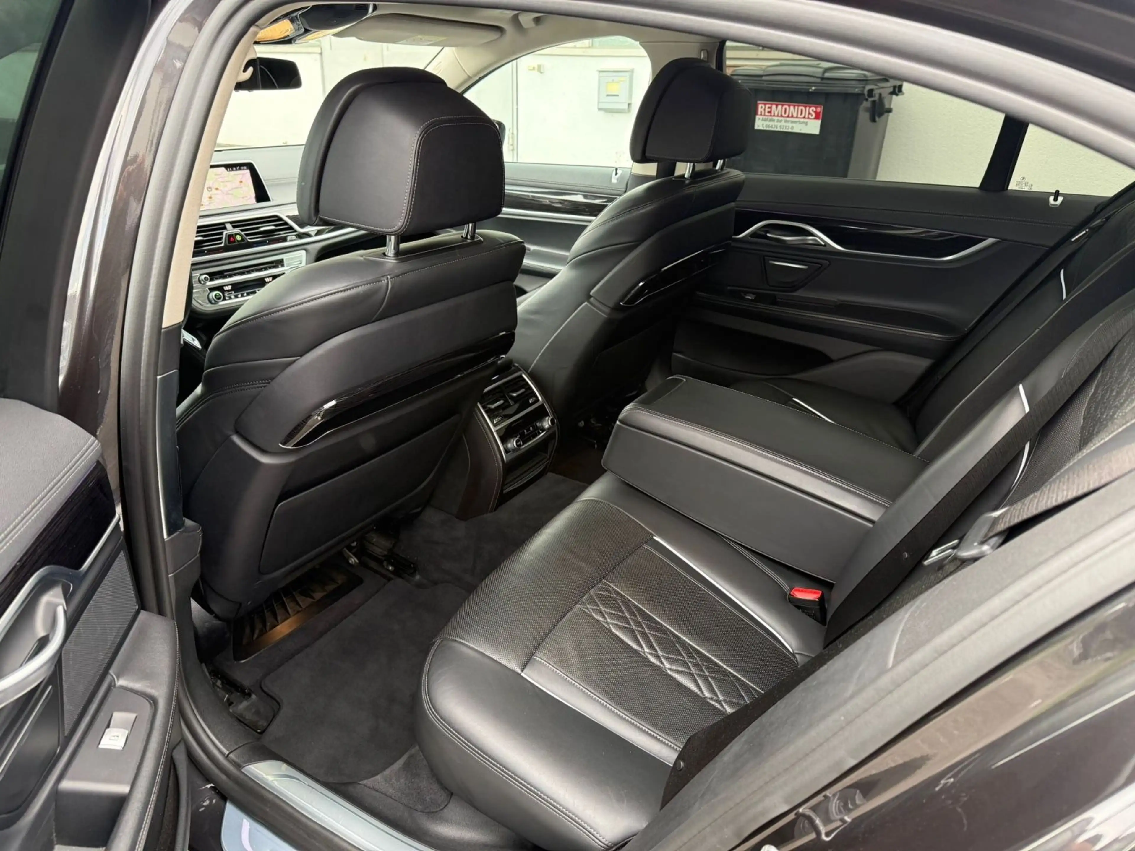 BMW 740 7 740 d xDrive — photo 12
