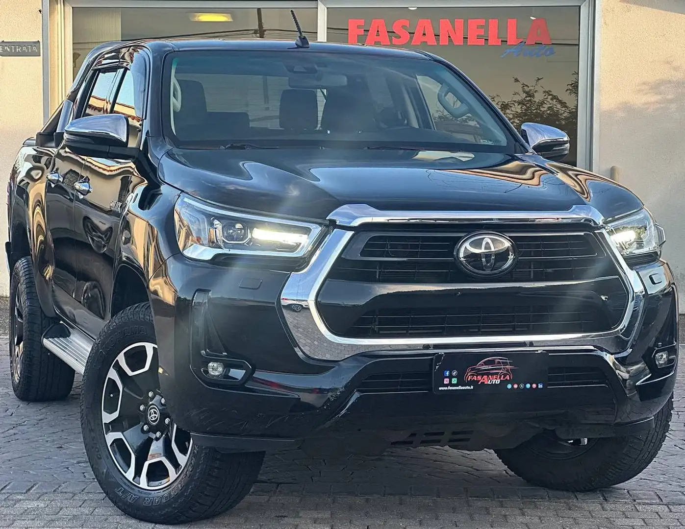 Toyota Hilux 2.4 d-4d double cab Executive 4wd auto +IVA Noir - 1
