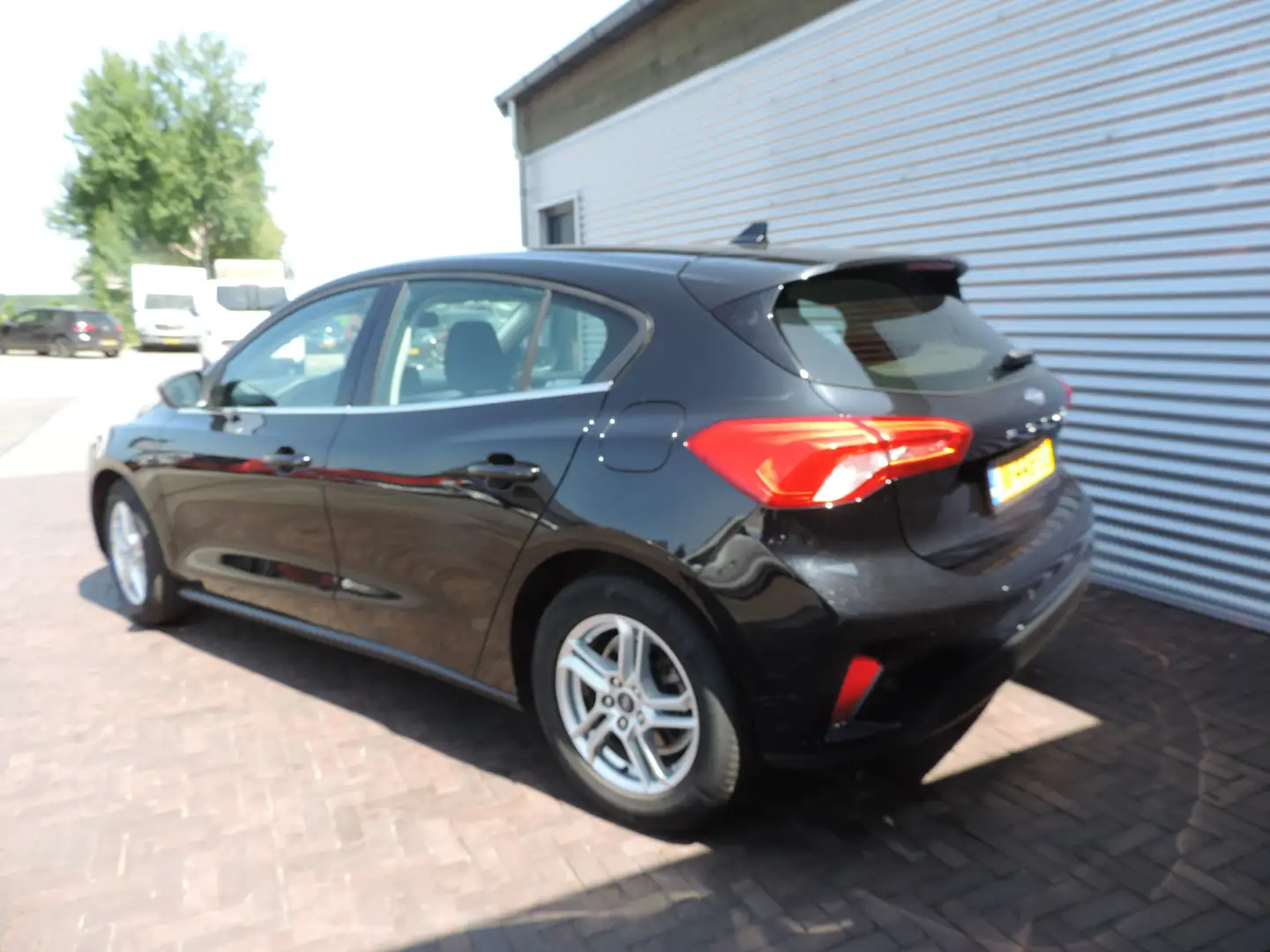 Ford Focus 1.0 EcoBoost Hybrid Trend Edition Business Zwart - 2