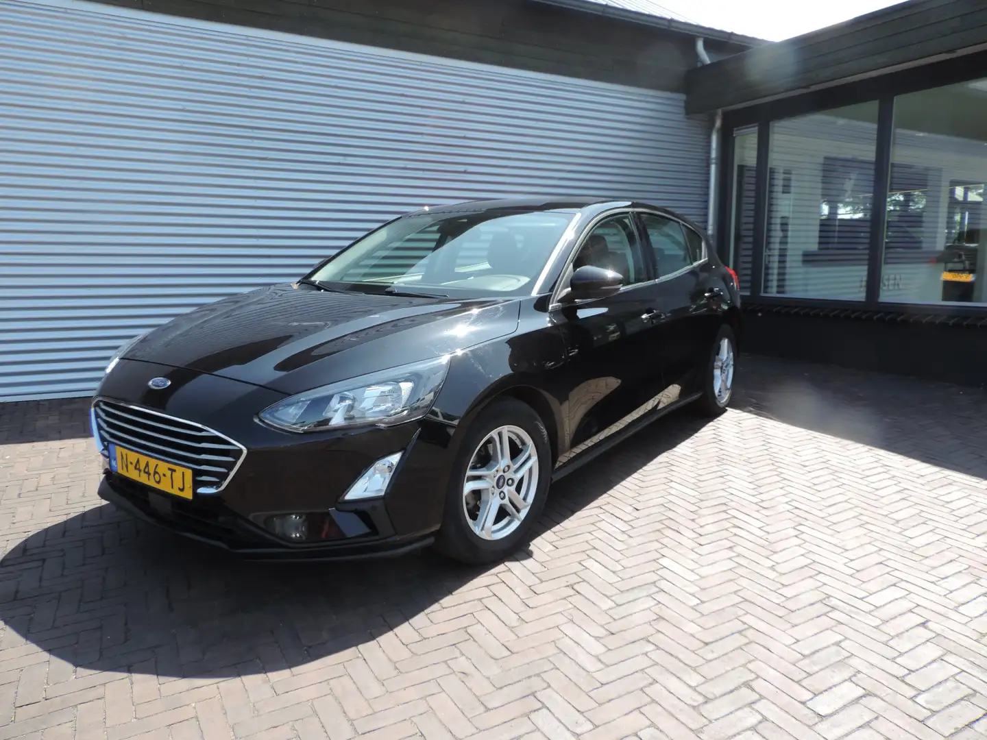 Ford Focus 1.0 EcoBoost Hybrid Trend Edition Business Zwart - 1