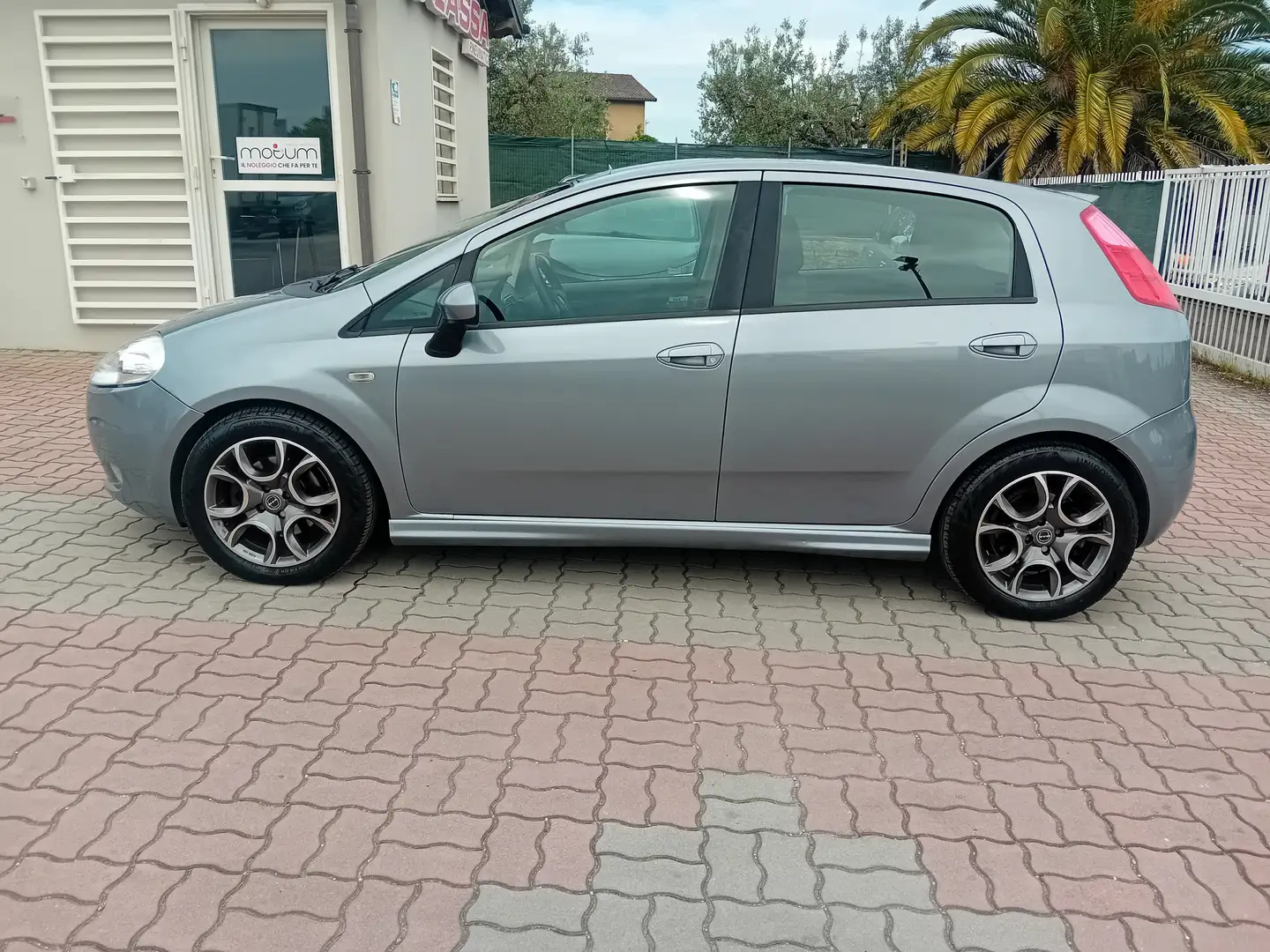 Fiat Grande Punto Grande Punto 5p 1.4 tjt Dynamic 120cv Gris - 2