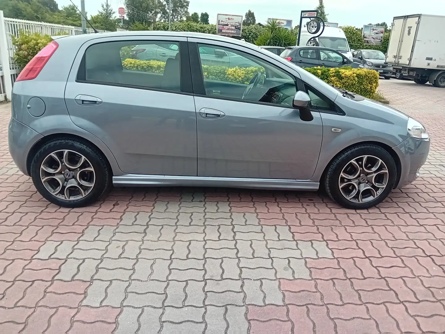 Fiat Grande Punto Grande Punto 5p 1.4 tjt Dynamic 120cv Gris - 1