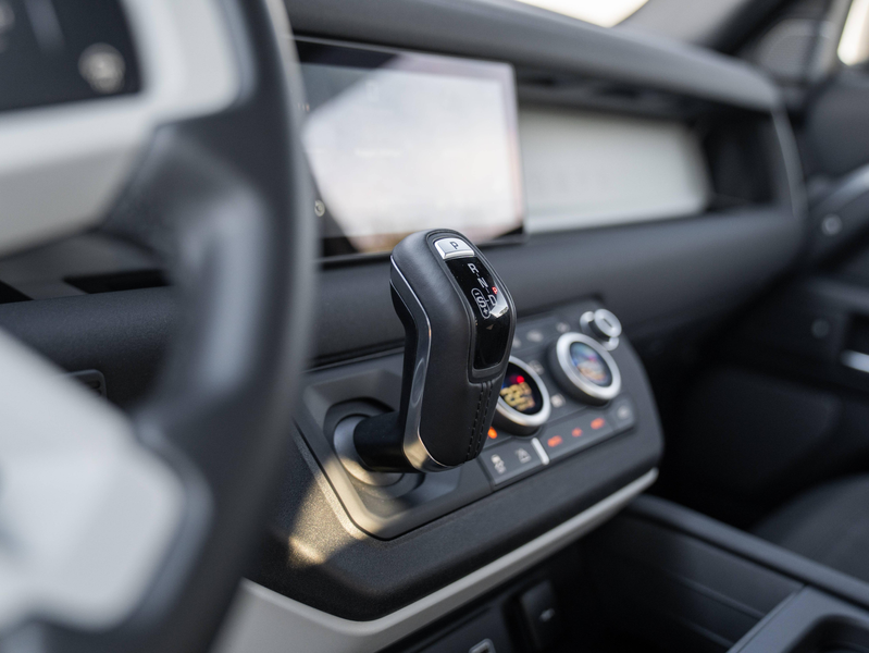 Land Rover Defender 3.0D LICHTE VRACHT NAVI/TREKHAAK/360 — photo 11