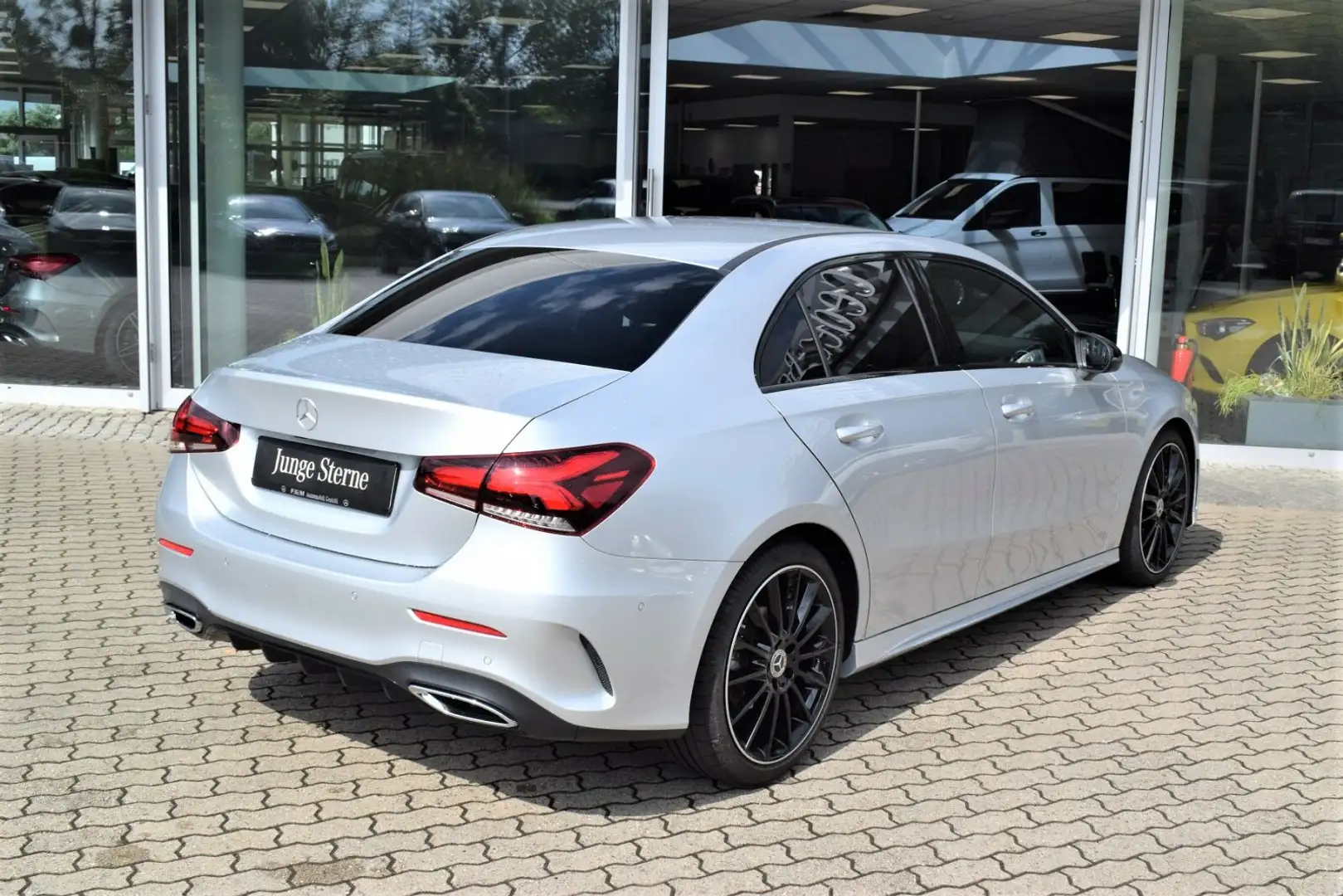 Mercedes-Benz A 180 A 180 d Limo AMG+Night/MBUX/Totwinkel/Soundsyste Zilver - 2
