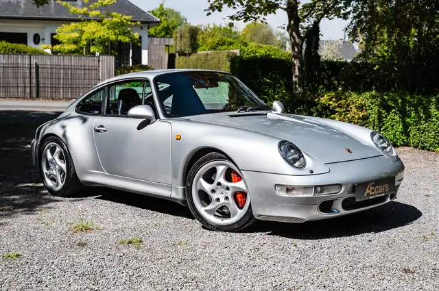 Porsche 911 view 3