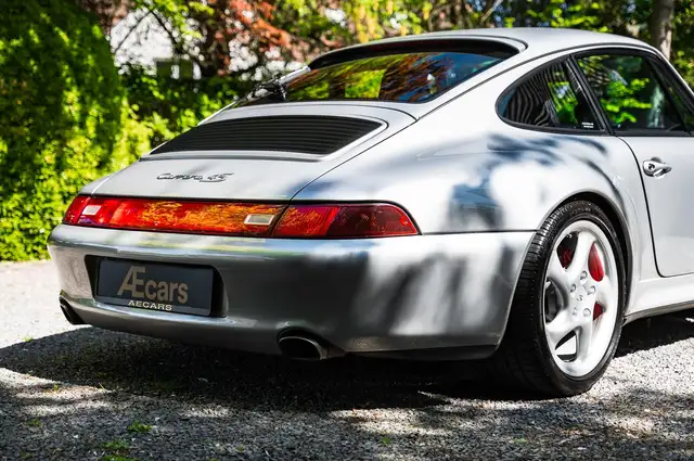 Porsche 911 view 7