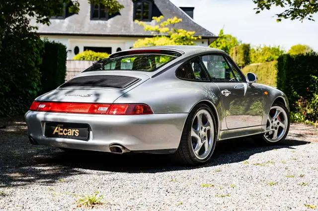 Porsche 911 view 4